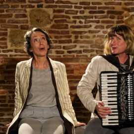 Anne Bourgès et Emilie Cadiou incarnent les personnages de Matin brun